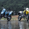 スズキ DR-Z4SM(左)とDR-Z4S(右)