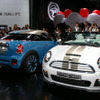 【フランクフルトモーターショー09ライブラリー】MINIロードスター、ケーキの中から登場
