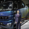 三菱ふそうの燃料電池トラック『H2FC』とカール・デッペンCEO（ジャパンモビリティショー2025）