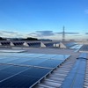 屋根上に新たに設置された太陽光発電設備