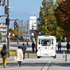 歩道を走る「Boule BaaS(ブールバース)」は歩行者信号を守って運行する