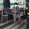 東京メトロ「異常時総合想定訓練」：車内の乗客の避難。スマホのライトで足元を照らすよう案内