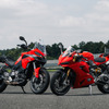 ドゥカティ ムルティストラーダV2S（左）とパニガーレV2S（右）