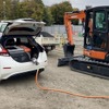 日立建機、バッテリー駆動式ショベルと移動式給電車の実証試験…充電インフラ未整備の現場でも安定稼働 画像