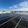 屋根上に新たに設置された太陽光発電設備