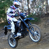 ヤマハ WR125Rでモトクロスコースを走る筆者