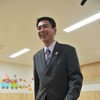 無邪気な子供たちを前に思わず笑みをこぼす前原国交相（撮影＝中島みなみ）