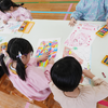それぞれが感じた自然を伸びやかな表現で描く保育園の園児たち