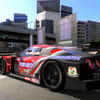 東京と思われるストリートコースを疾走する08年型XANAVI NISMO GT-R、23号車（GT5）