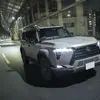 都会のナイトシーンに映えるGX550。マットプロテクションフィルムがボディラインの美しさを際立たせる