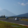 富士山を眼前に、愛車でサーキットを走る