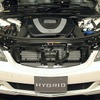 市販量産車初のリチウムイオンバッテリーはエンジンルームの右端後方（ファイアーウォール側）に搭載される