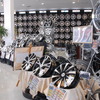 店内には、高級輸入車向けから軽自動車用まで数多くのホイールが所せましと並ぶ