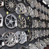 高級輸入車向けホイールが壁一面に陳列される。この中で最も高価な商品はベントレー向けのホイールで、価格はなんと約150万円