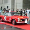 都庁をスタートするメルセデスベンツ300SLS