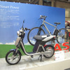 電動スクーターのコンセプトモデル「EC-03」と、電動アシスト自転車「PAS BRACE（パス・ブレイス）」を並べて展示していたヤマハブース。