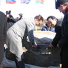 ロシアで新タイヤ工場の起工式を開催。石に記念プレートをはめ込むセレモニー風景