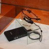 ブラザー工業のメガネ型網膜走査ディスプレイ。メガネの左側の小さな機械が網膜に映像を投影