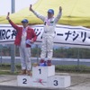 EVクラス表彰式。1位大津志伸、2位中野はじめ。共にZEVEX Racing Team。