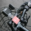 自転車のハンドルに自動車用の携帯電話ホルダーを取り付けたところ。