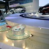 水を流して燃料電池を説明するパネルやメカニズムを展示