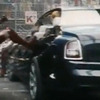 映画のワンシーンで、超高級車のロールスロイス『ファントム』を派手に破壊