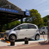 横浜横須賀道路、横須賀PAで充電中のiMiEV