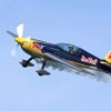室屋義秀が操縦するExtra300S（体験飛行は2人乗りのExtra200を使用）