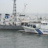 回航に応じない容疑船に巡視船が接近