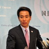 6日・閣議後会見　前原国交相　撮影＝中島みなみ