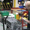 コルベットのV8組み立て（画像は動画キャプチャー）