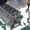 コルベットのV8組み立て（画像は動画キャプチャー）