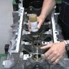 コルベットのV8組み立て（画像は動画キャプチャー）