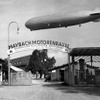 工場上空を飛ぶグラーフ・ツェッペリン号（1935年）