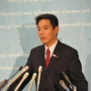 会見する前原国交相　(6日・国土交通省）　撮影＝中島みなみ
