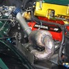 佐藤車のサイドカウルをはずしたところ。V8エンジンのヘッドが見える