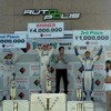表彰台。向かって左から2位オリベイラ、優勝ロッテラー、優勝監督のトムス舘信秀氏、3位の石浦