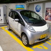 ENEOSスタンドに設置されている充電スタンドと三菱i-MiEV