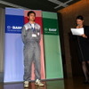 永塚さんは作業服を着て登壇。コンテストに取り組んでいた時の心境や感想について語った