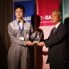 BASFコーティングスジャパンの早川正治副社長から優勝記念品が贈呈