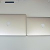MacBook Airの天面。13.3型（左）と11.6型（右） MacBook Airの天面。13.3型（左）と11.6型（右）