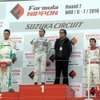 レース2の表彰台、左から2位ロッテラー、優勝オリベイラ、星野監督、3位小暮。負けたふたりの表情は、やはり……