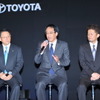 開発の狙いを語る山本博文チーフエンジニア（中央）。左は豊田章男社長
