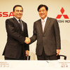 日産カルロス・ゴーン社長と三菱益子修社長(12月14日の会見にて)