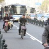 信号が変わると、まずエンジンバイクの集団がやってきて、その後ろに電動バイク・自転車が続き、直後に人力の自転車がくる。速度域で自然と集団がわかれる