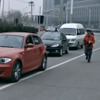 実物大ラジコンカー?! スマートフォンでBMWを遠隔操作［動画］