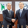 浅原利正広島大学学長（左）、山内孝マツダCEO