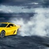 レクサス LFA と水着姿のスーパーモデルのコラボ［動画］