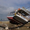 東日本大震災 塩釜…海の水があふれ、周囲に流れ出した