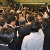 会見後、報道陣の取材に応じるトヨタ新美篤志副社長